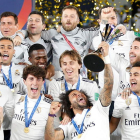 Marcelo levanta el trofeo que acredita al Madrid como campeón del mundo. ALI HAIDER