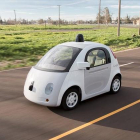 El coche sin conductor de Google en pruebas cerca de la compañía en Mountain View, California.