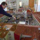 Luis García López trabajando en su maqueta, en la que también ha colaborado Juan Carlos Ponga.