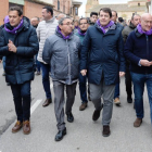 El presidente de la Junta de Castilla y León, Alfonso Fernández Mañueco (c) y el alcalde de Villalar de los Comuneros, Luis Alonso Laguna (3i) pasean por las calles de la localidad. NACHO GALLEGO