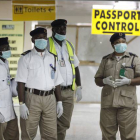 Miembros del servicio de salud nigerianos esperan en el aeropuerto internacional de Lagos, este lunes.