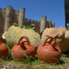 Detalle de unas piezas de cerámica de la Feria de Valencia de Don Juan, con el castillo al fondo. MEDINA