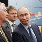 El nuevo secretario de Estado de EEUU, Rex Tillerson, al lado del presidente de Rusia, Vladmir Putin.