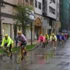 Los participantes en esta edición de la marcha cicloturista, momentos después de tomar la salida