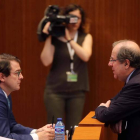 Fernández Mañueco y Herrera conversan en la segunda jornada del debate de política general de la Comunidad. MIRIAM CHACÓN