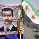 Un manifestante porta una pancarta en contra del presidente sirio.
