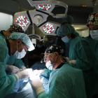 Un equipo médico, durante el desarrollo de una operación. jesús f. salvadores