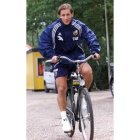 Michel Salgado pasea en bicicleta en una concentración internacional