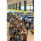 Un grupo de pasajeros espera las salida de su vuelo en Londres