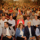 Susana Díaz, en el centro, rodeada de dirigentes y militantes y simpatizantes del PSOE, ayer, en el centro cívico del Crucero. S. PÉREZ