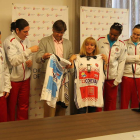 Isabel Carrasco recibió una camiseta de las jugadoras.