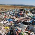 El vertedero de Castrocalbón y, al fondo, el cementerio