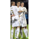 Pepe, Cristiano Ronaldo y Özil festejan un gol del Madrid.
