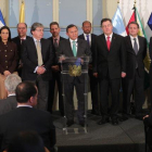 El ministro de Relaciones Exteriores de Perú, Néstor Popolizio, habla junto varios de sus homólogos durante un pronunciamiento a la prensa el viernes en Lima, Perú