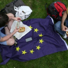 Dos participantes en una manifestación contra el resultado del 'brexit', en un parque de Londres, el 9 de julio.