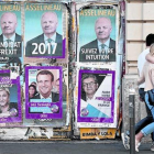 Colaje de carteles electorales en una pared de un edificio de París.