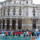 La delegación leonesa de luchadores en el corro ante el Teatro Arriaga de Bilbao.