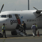 Pasajeros embarcan en un avión de Good Fly desde León el pasado verano.