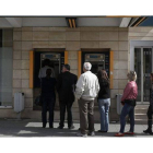 Cola de ciudadanos para sacar dinero de un cajero automático, este jueves, en Nicosia.