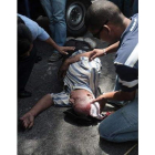 Un joven manifestante, tras recibir una pedrada.