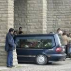 Llegada del coche fúnebre con los restos mortales de Manuel Grima al cementerio de Sabiñánigo