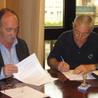 Manuel Otero y José Andrés Rodríguez Cea, ayer durante la firma de la cesión del suelo.