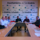 Reunión de los grupos de la Corporación ayer para la puesta en marcha de huertos ecológicos.