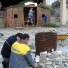 Un grupo de colaboradores daba ayer en la plaza de Torre los últimos retoques al belén urbano