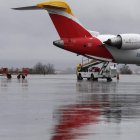 Un avión de Air Nostrum en la pista del aeropuerto de León, esta primavera. JESÚS F. SALVADORES