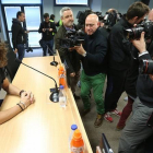 Carles Puyol, rodeado de cámaras antes de comenzar la comparecencia en la que ha anunciado su salida del Barça a final de temporada.