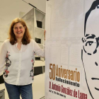 La concejala de Cultura con el cartel del homenaje. DL