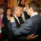 José Elías Fernández Lobato saluda a Zapatero durante su visita a León