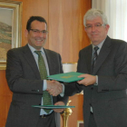 Enrique López y José Ángel Hermida tras firmar el convenio.