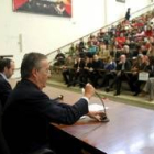 Santiago Rey, en primer término,  con Senén Barro -rector- y el decano de Económicas Xaime Barreiro