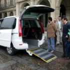 El alcalde y la edil de Transportes comprueban uno de los taxis