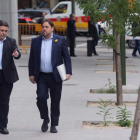 Oriol Junqueras, a la derecha, el día que tuvo que acudir a la Audiencia Nacional a declarar. KIKO HUESCA