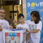 Alejandro Calleja y Lucía Loma, con su hijo Rubén, frente a las Cortes de Castilla y León en 2014 con las firmas de apoyo. PABLO REQUEJO