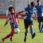 Jon García, en pugna con Jesús, debutó con la camiseta de la Deportiva. L. DE LA MATA