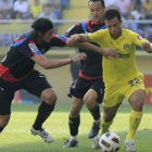 Guiseppe Rossi intenta marcharse de los defensas del Racing Ponce y Pinillos.