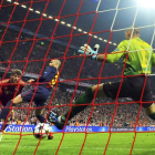 Thomas Müller, izquierda, remata de cabeza para lograr el gol ante el portero del Barcelona Víctor Valdés y Piqué, durante el partido de ida de la semifinal de la Liga de Campeones.