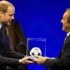l príncipe Guillermo de Inglaterra (izquierda) recibe un balón de manos del presidente de la UEFA, Michael Platini, durante el 37º Congreso Ordinario de la UEFA.