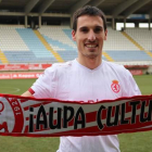 El lateral derecho Borja San Emeterio con la bufanda de la Cultural durante su presentación como futbolista del equipo blanco en el estadio Reino de León.