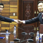 El jefe de la delegación de Corea del Norte, Park Yong Il (izquierda), sella el acuerdo con su homólogo surcoreano, Lee Duk-haeng, este miércoles en la aldea fronteriza de Panmunjom.