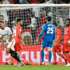 André Silva celebra su segundo gol al Real Madrid ante la desesperación de los jugadores blancos. CARO