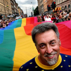 El artista estadounidense Gilbert Baker, creador de la bandera arcoíris del movimiento gay, en una manfestación en Estocolmo celebrada en el 2003.