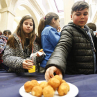 Tras conocer el producto, los niños degustaron las croquetas elaboradas con botillo. CARLOS S. CAMPILLO