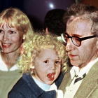 Woody Allen, Mia Farrow y la paqueña Dylan Farrow, en 1987.
