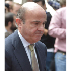 Luis de Guindos llegando a la reunión de ministros.