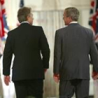 George W. Bush es acompañado por Tony Blair, en la Casa Blanca