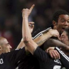 El centrocampista del Real Madrid Guti celebra su gol, el primero del equipo, junto a sus compañeros